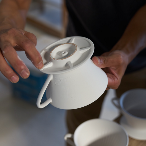 久保田保義　青白磁彫文壺　木箱付　最大幅約28㎝　東Y7-0910⭐︎2F 久保田保義 青白磁彫文壺 木箱付 最大幅約28㎝ 東Y7-0910⭐︎2F 久保田