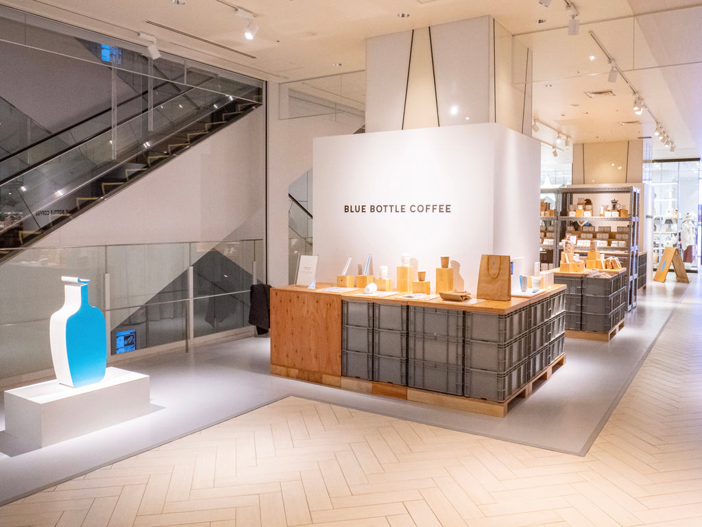 連休特価　喫茶店巡り　ＢＯX ゼンマイを回すとゆっくりボードが回転します。 Shibuya Scramble Square Pop Up Store – BLUE BOTTLE COFFEE